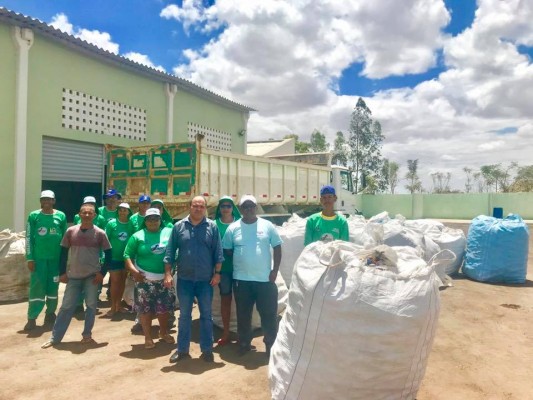 Centro Regional de Triagem de Materiais Recicláveis do CPAC, recebendo material das Cooperativas compartilharas a exemplo da “COOPERDIVINA” - Cooperativa de Catadores de Recicláveis de Divina Pastora/SE.