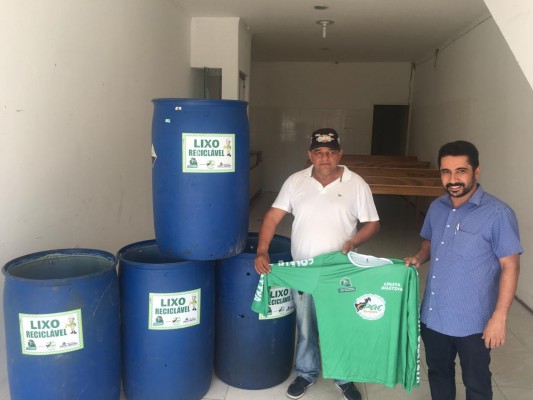 CONSÓRCIO PÚBLICO DO AGRESTE CENTRAL SERGIPANO - CPAC, FAZ ENTREGA DE TONÉIS E CAMISAS DE COLETA SELETIVA, NO MUNICÍPIO DE FREI PAULO-SE.